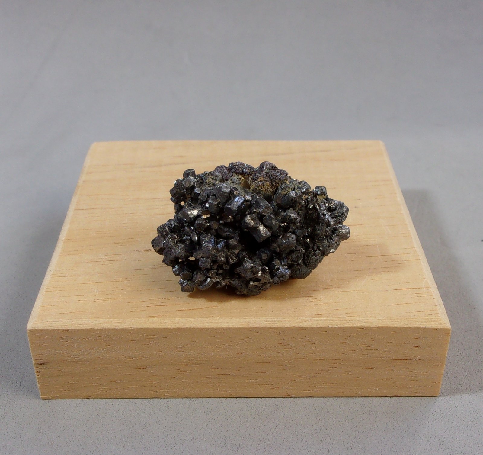 Estefanita
3,2 x 2 x 1,6 cm.
(Autor: J. G. Alcolea)