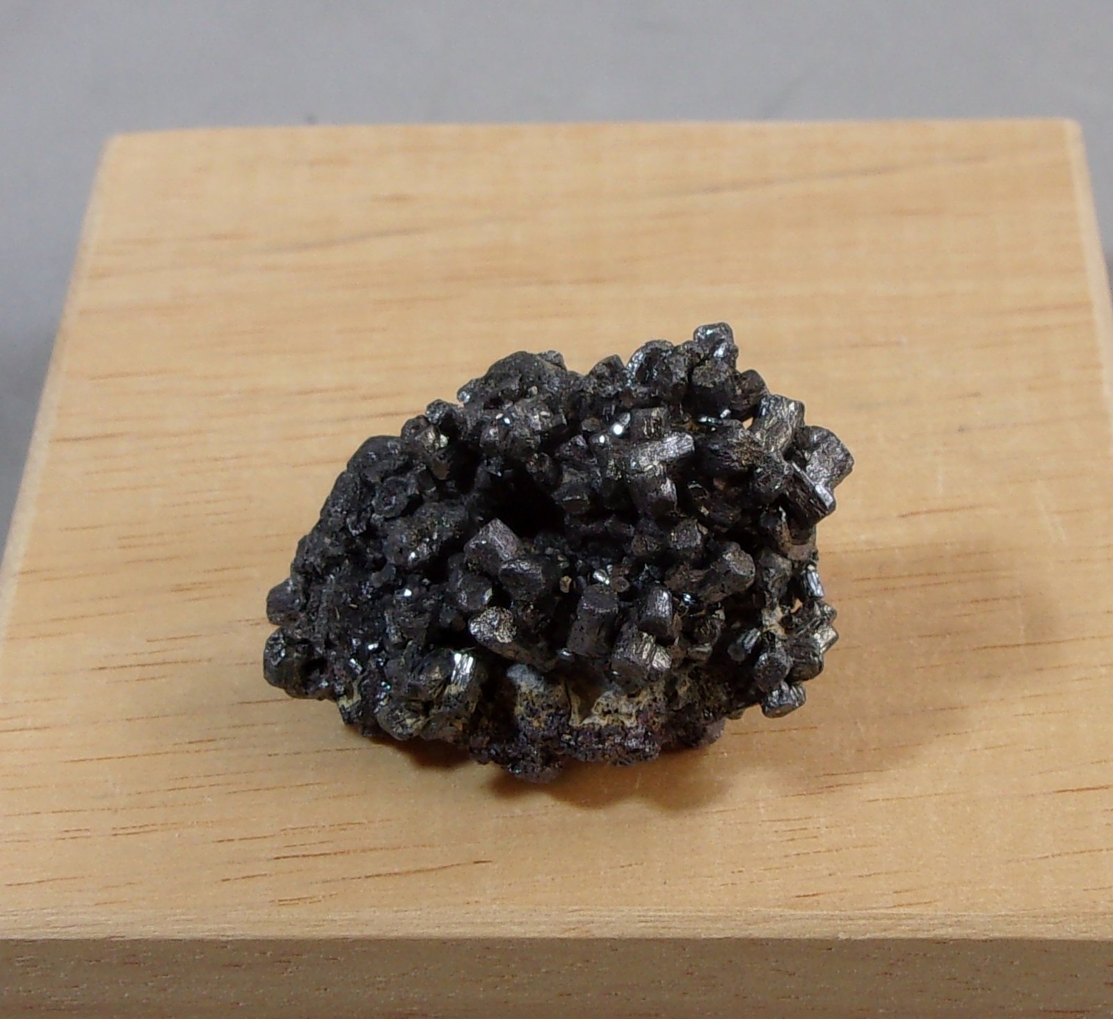 Estefanita
3,2 x 2 x 1,6 cm.
(Autor: J. G. Alcolea)