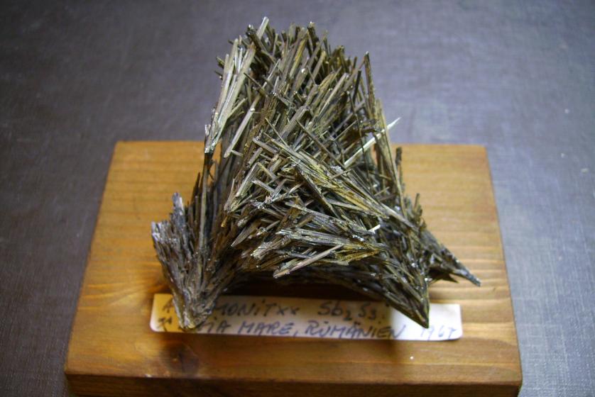 Stibnita (Estibina)
7,5 x 6,5 x 6 cm
(Autor: Antonio Alcaide)