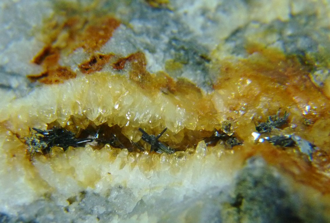 Stibnita (estibina) y Cuarzo
70x45 mm.
(Autor: Jesus Franquesa Baucells)