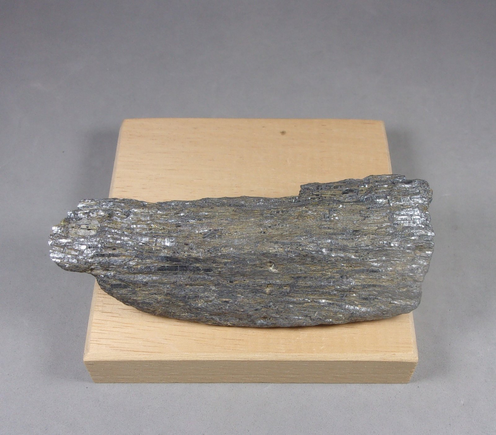 Estibina [Stibnita]
(A)  9,5 x 3,8 x 2,4 cm.  158,8 g.
(Autor: J. G. Alcolea)