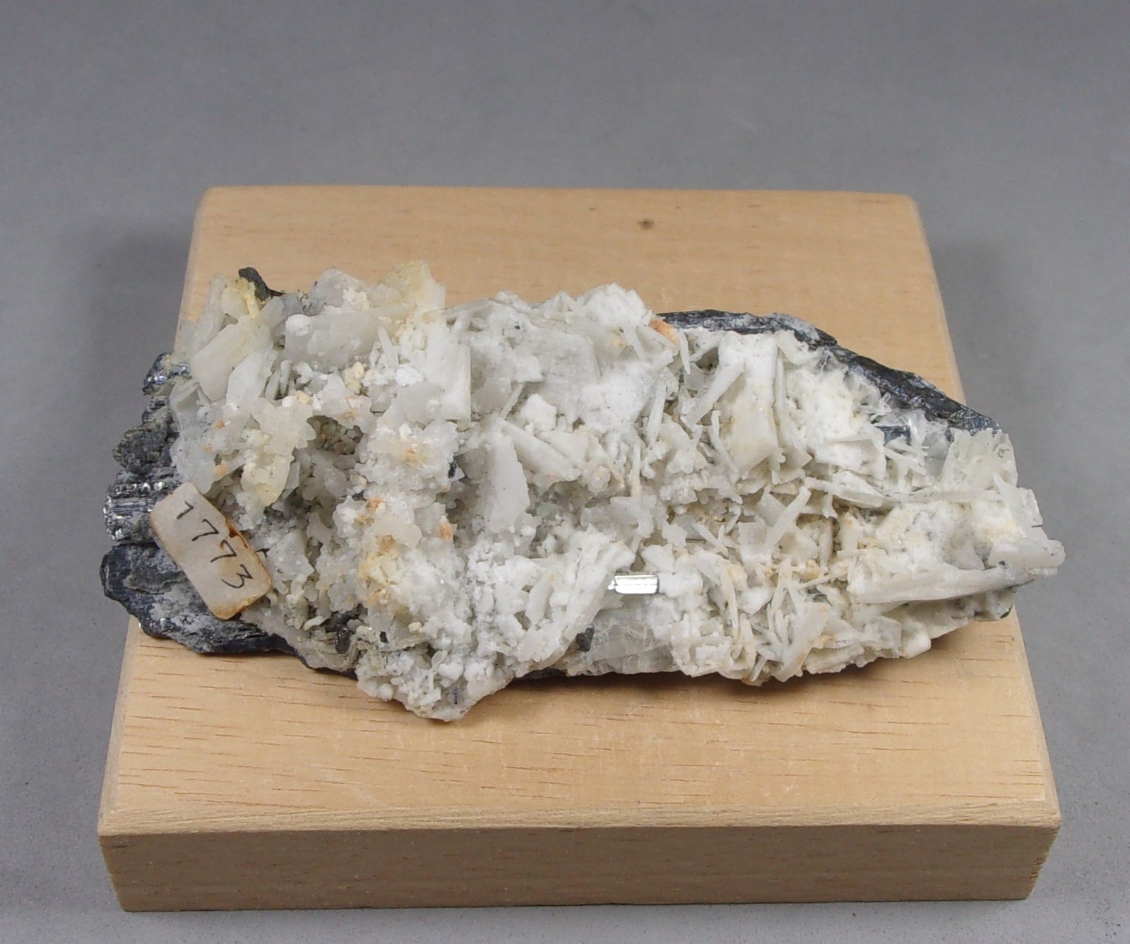 Estibina y Barita
8,8 x 4,2 x 1,8 cm.
(Autor: J. G. Alcolea)