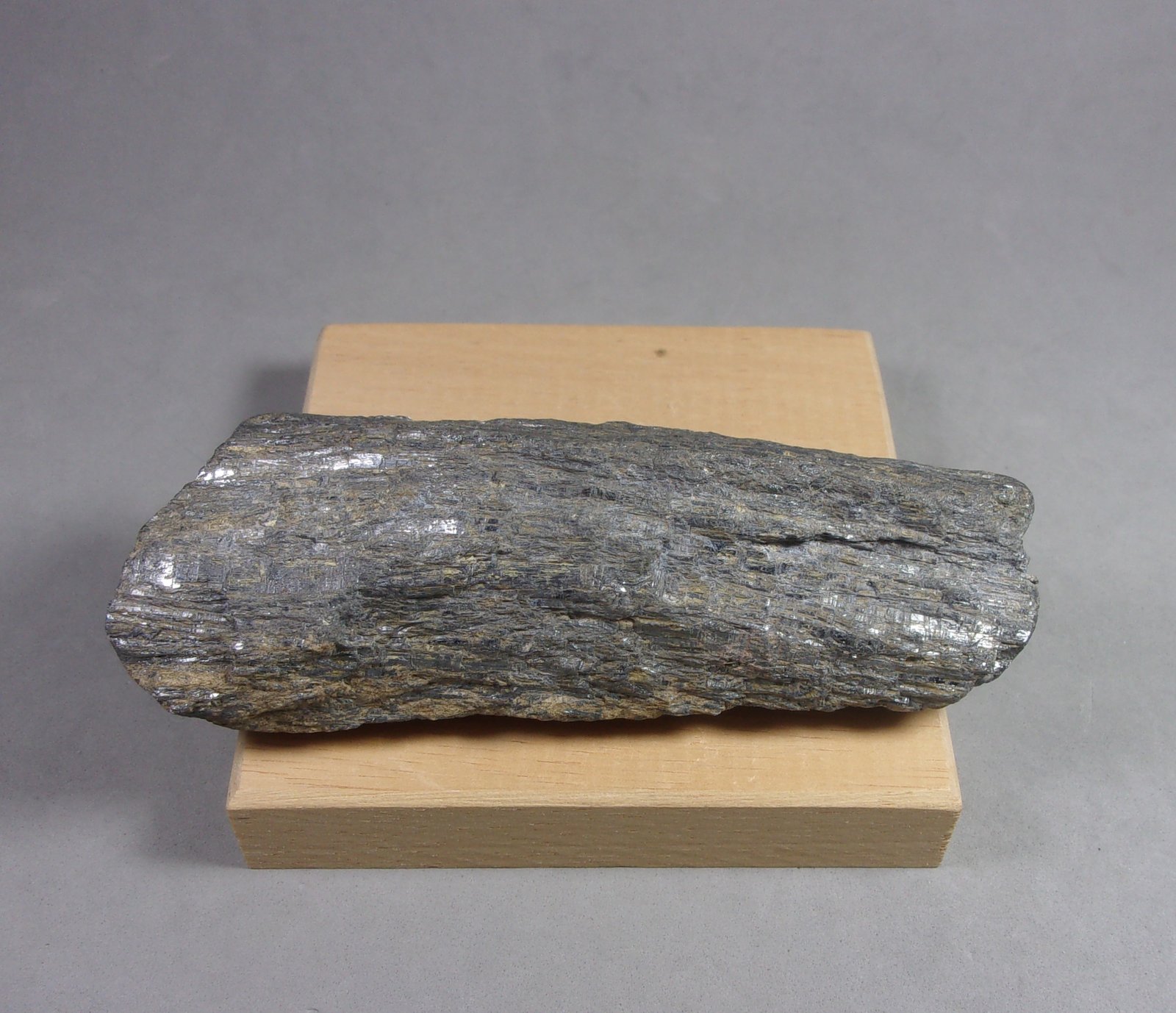 Estibina [Stibnita]
(B)  10,3 x 3,9 x 3,3 cm.  237,2 g.
(Autor: J. G. Alcolea)