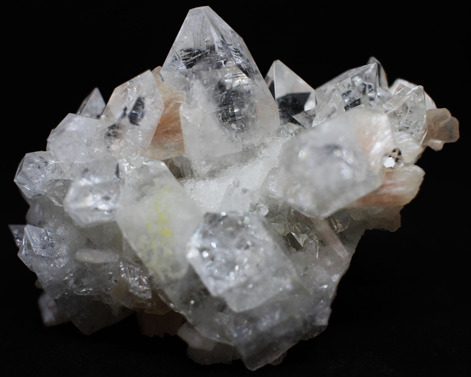 Fluorapophyllita-(K) (Apofilita), Stilbita-Ca (Estilbita-Ca)
7x4.5x5 cm
(Autor: Luis Edmundo Sánchez Roja)