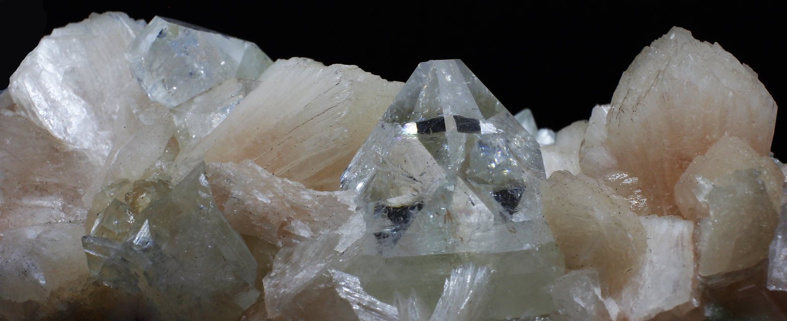 Stilbita-Ca (Estilbita) y Fluorapophyllita-(K) (Apofilita)
11.5x8x6 cm
(Autor: Luis Edmundo Sánchez Roja)