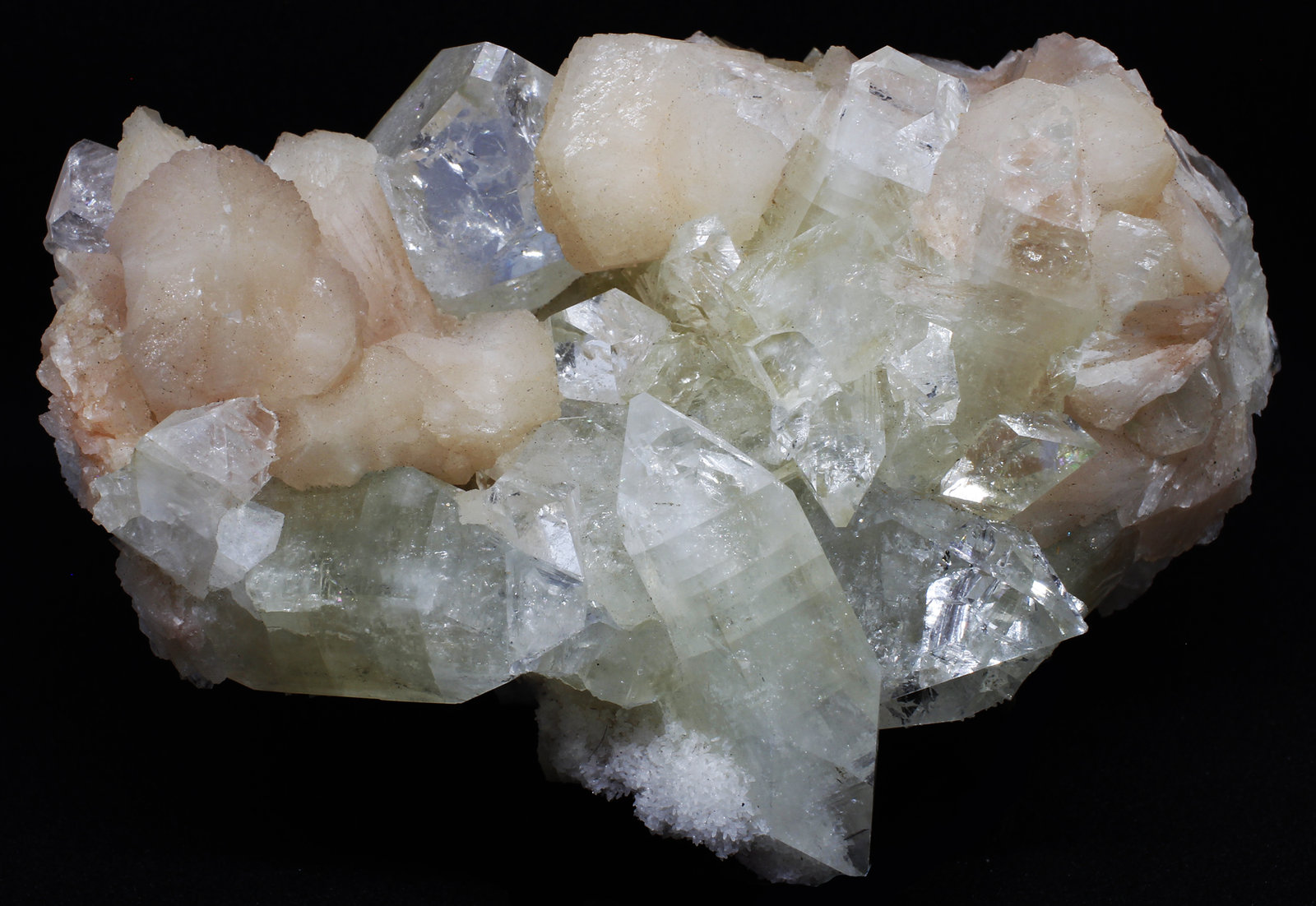 Stilbita-Ca (Estilbita) y Fluorapophyllita-(K) (Apofilita)
11.5x8x6 cm
(Autor: Luis Edmundo Sánchez Roja)
