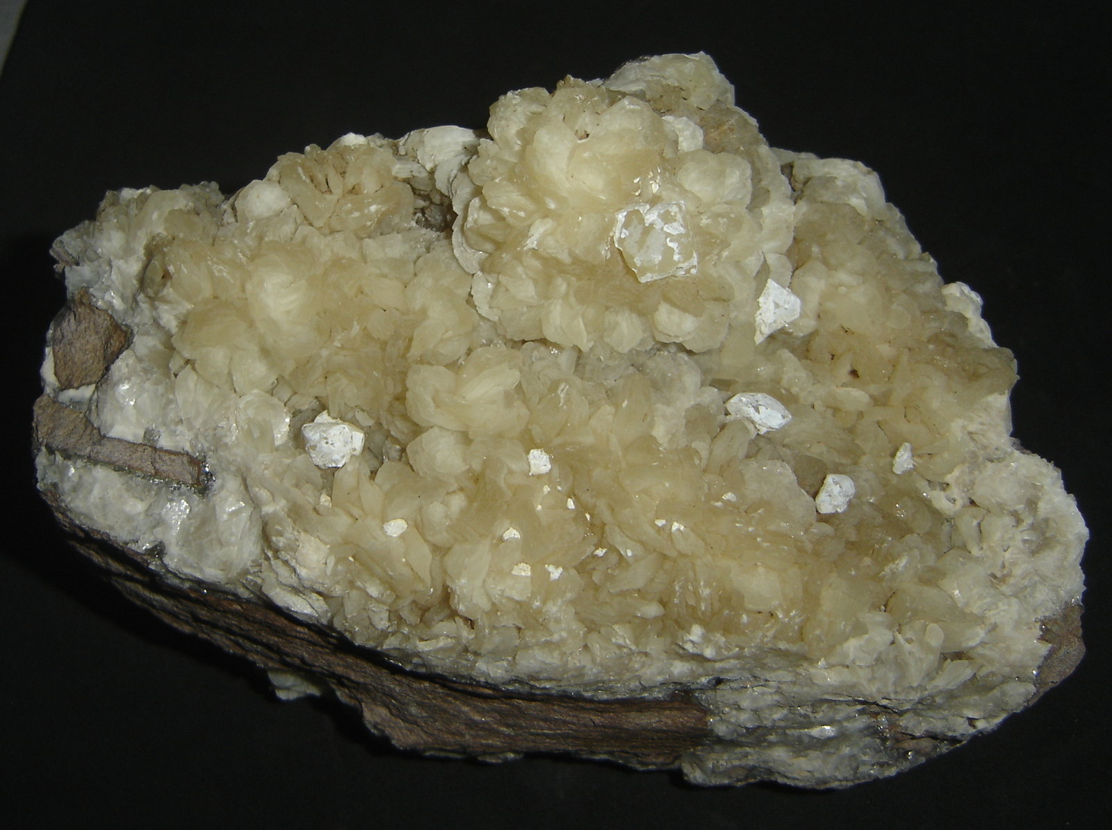 Stilbita-Ca (Estilbita-Ca) con Fluorapophyllita-(K) (Apofilita) y Calcita
18 x 15 x 13 cm
(Autor: Anisio Claudio)