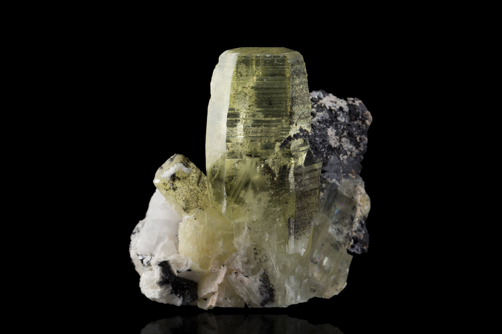 Ettringita con inclusiones de Hausmannita
4.5 x 3.5 x 4.5 cm / Cristal principal: 4.4 cm
(Autor: Museo MIM)