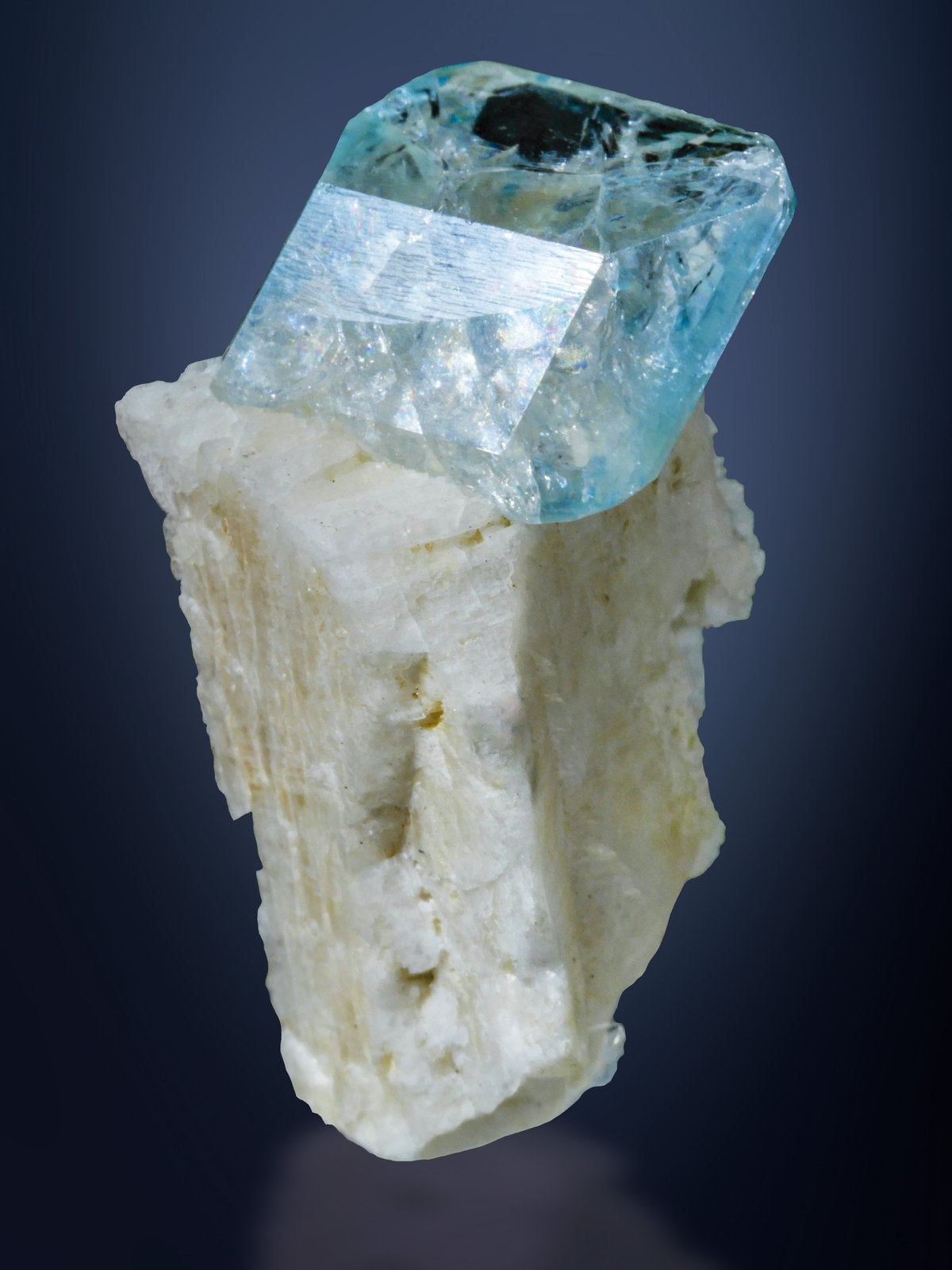 Euclasa, microclina
25 x 15 mm
(Autor: Borja Sainz de Baranda)