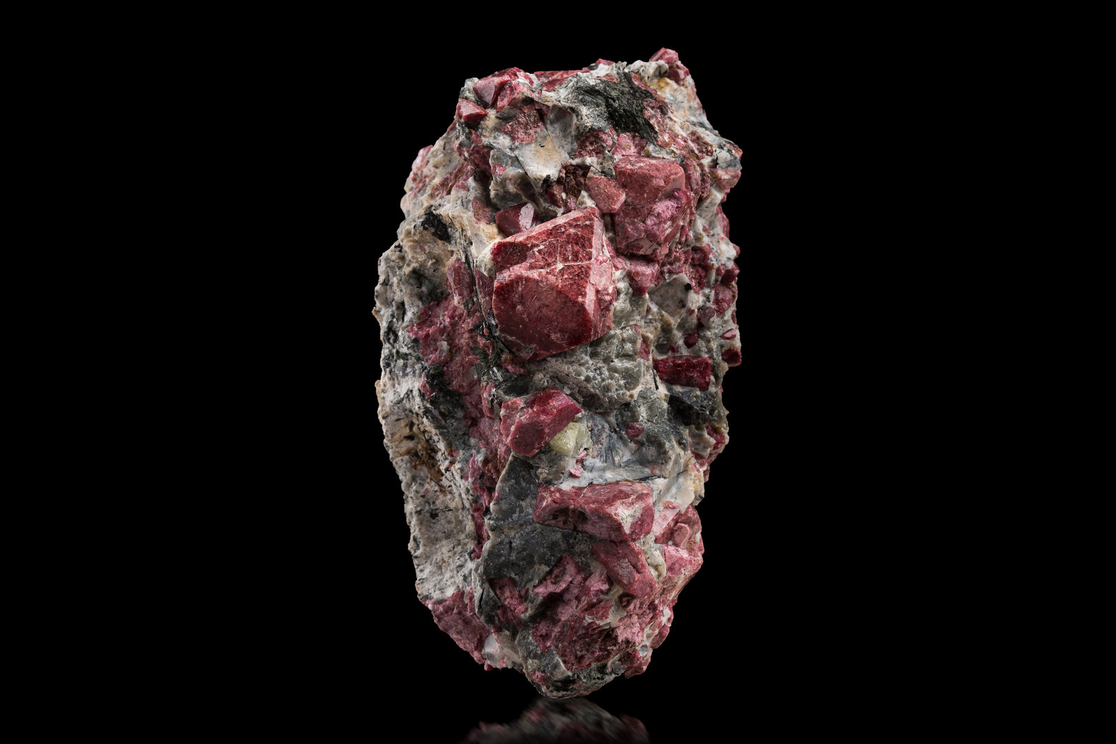 Eudialita en Apatito (Grupo)
10 x 8 x 6 cm / Cristal principal: 5.5 cm.
(Autor: Museo MIM)