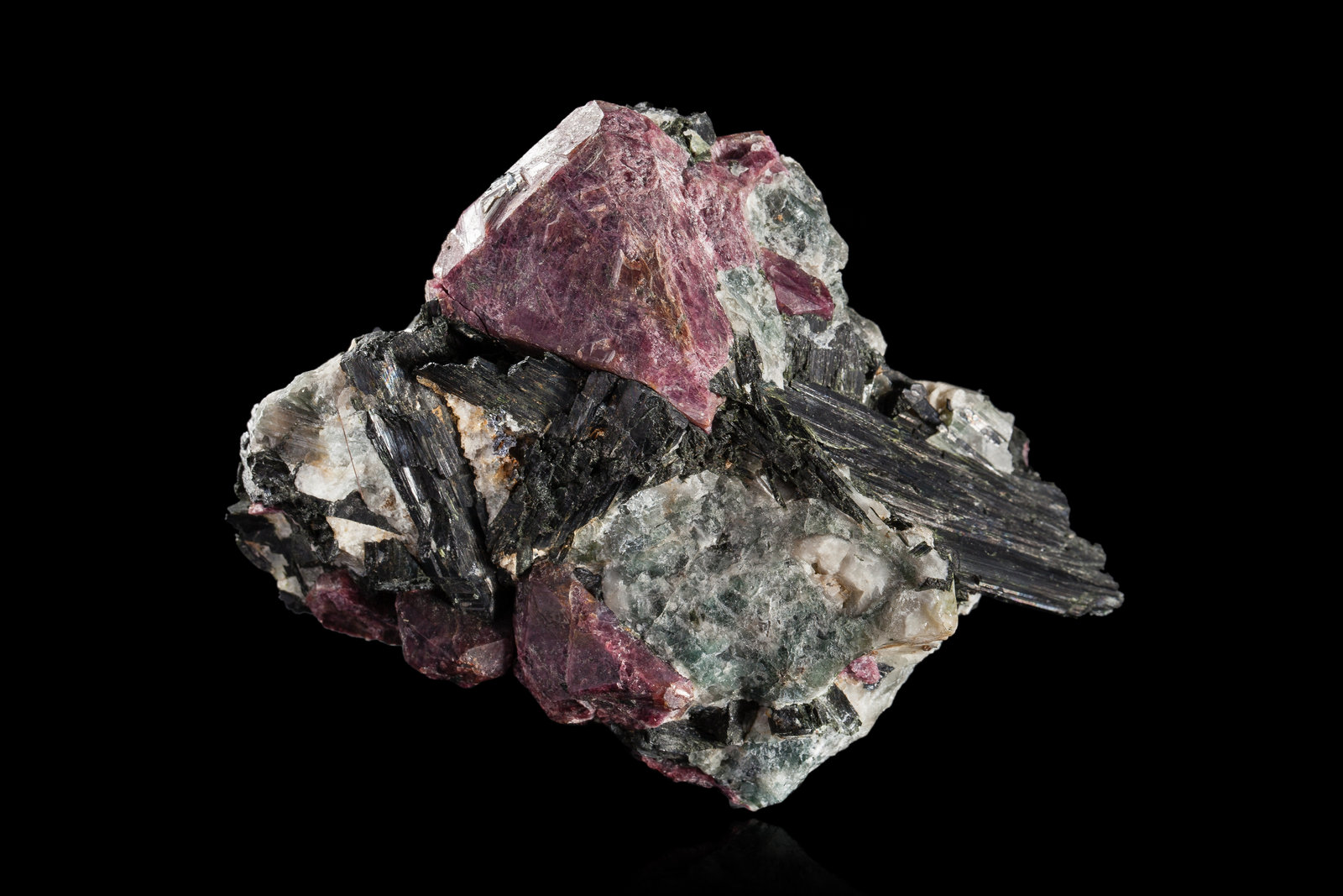 Eudialita en Aegirina
10 x 7 x 5 cm / Cristal principal: 4.2 cm
(Autor: Museo MIM)