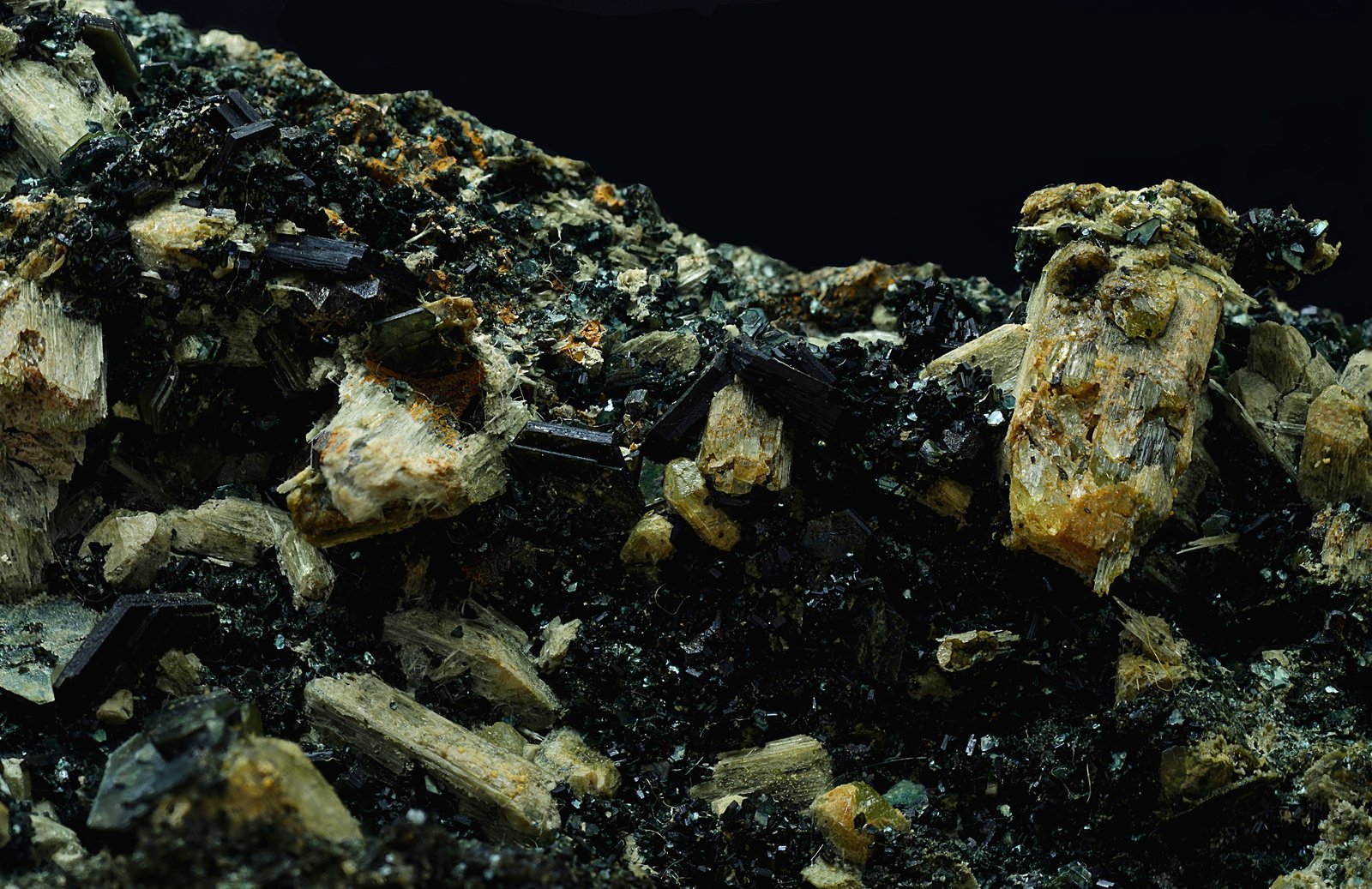 Augita (variedad fassaita) con Clinocloro (variedad pennina).
Campo de visión de 5 x 4 cm.
(Autor: Antonio Carmona)