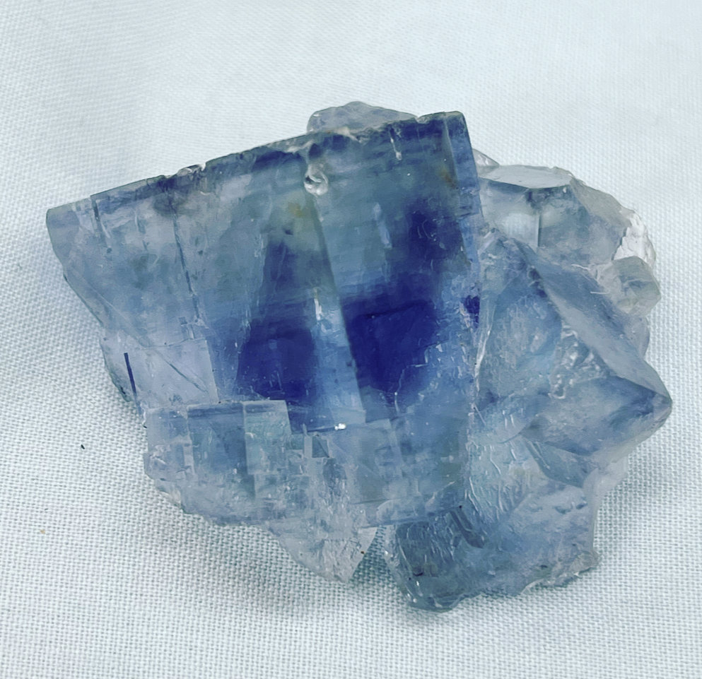 Fluorita
4cm de largo y 2,5cm de alto
(Autor: castrominerals)