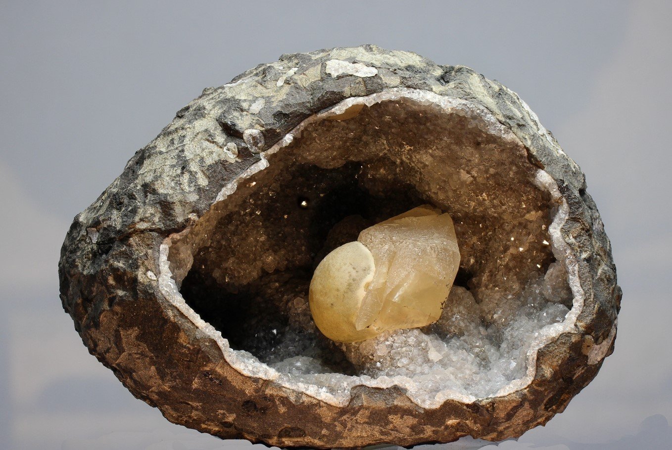 Fluorita y Calcita
150x130 mm
(Autor: Ramon A  Lopez Garcia)