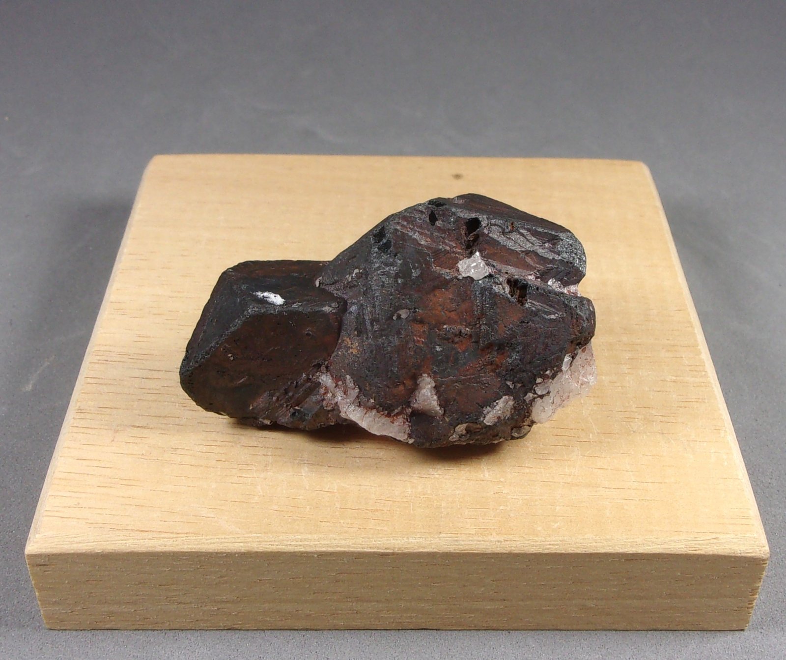 Ferberita (variedad reinita)
5 x 3 x 2 cm.  77,9 g.
(Autor: J. G. Alcolea)