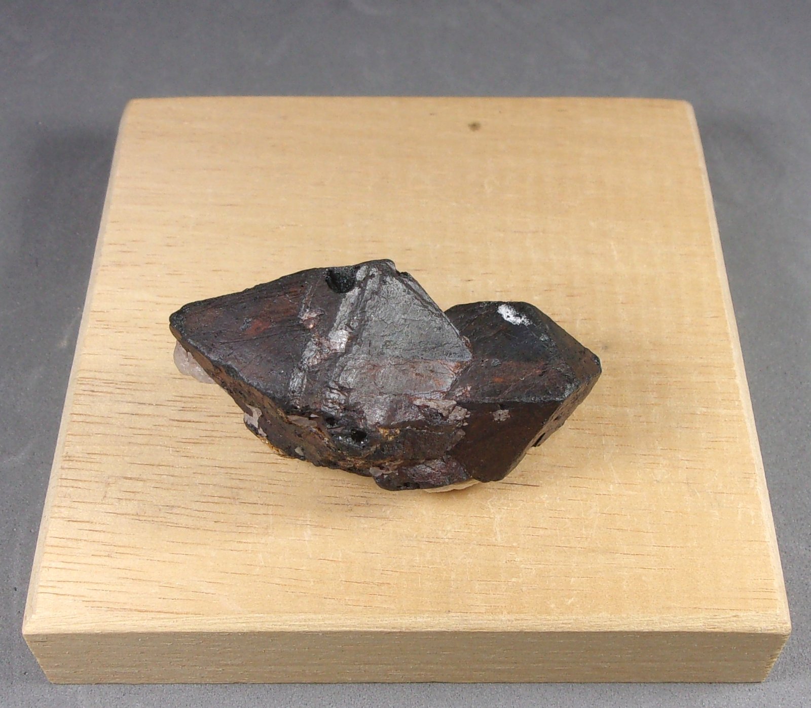 Ferberita (variedad reinita)
5 x 3 x 2 cm.  77,9 g.
(Autor: J. G. Alcolea)