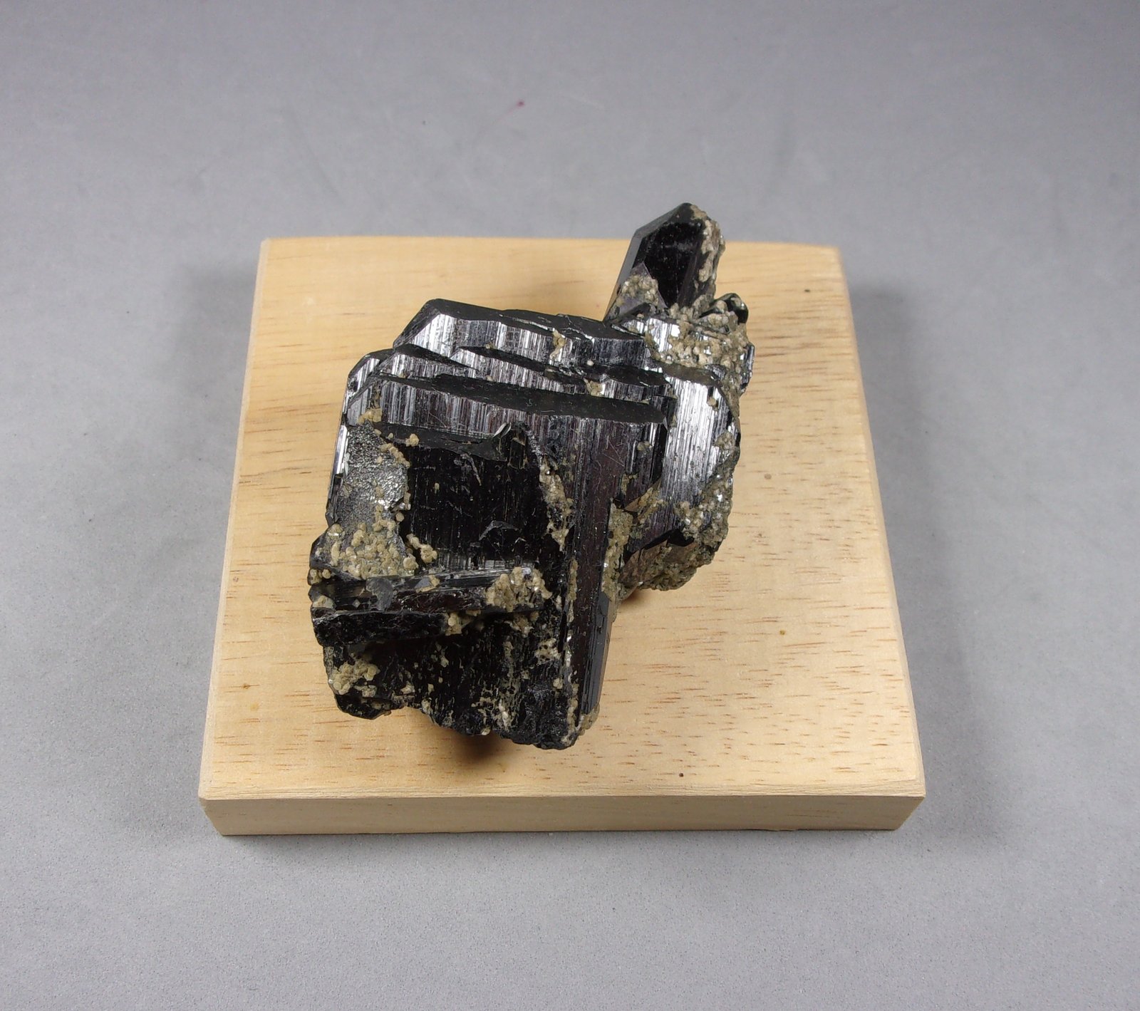Ferberita
7,5 x 4,8 x 3,8 cm.
(Autor: J. G. Alcolea)