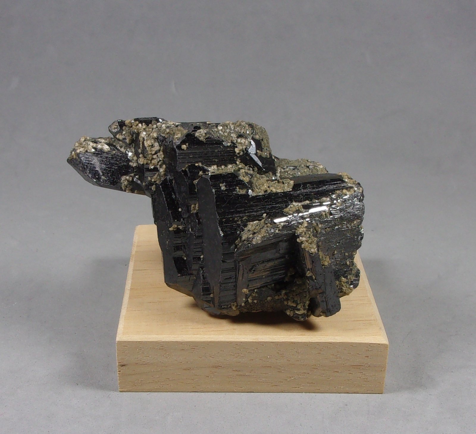 Ferberita con Siderita
7,5 x 4,3 x 3,2 cm.
(Autor: J. G. Alcolea)