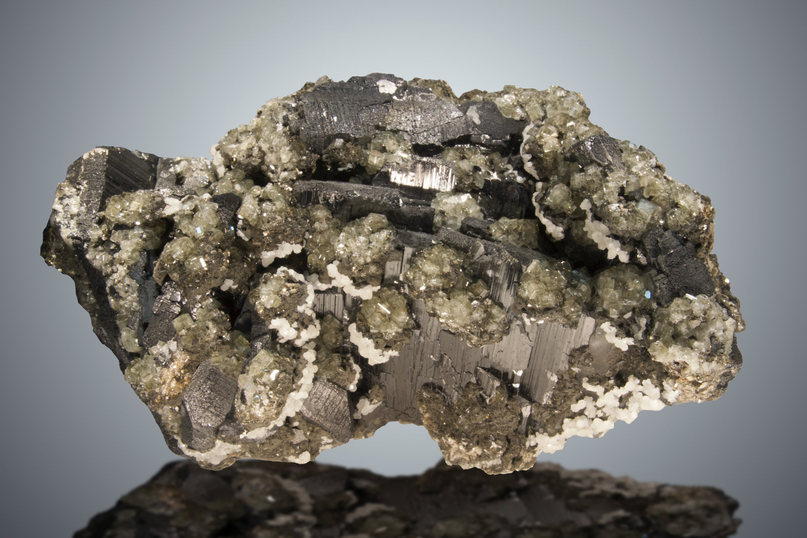 Ferberita, Fluorapatito
26 x 14.5cm cristales >10cm de arista
(Autor: Raul Vancouver)