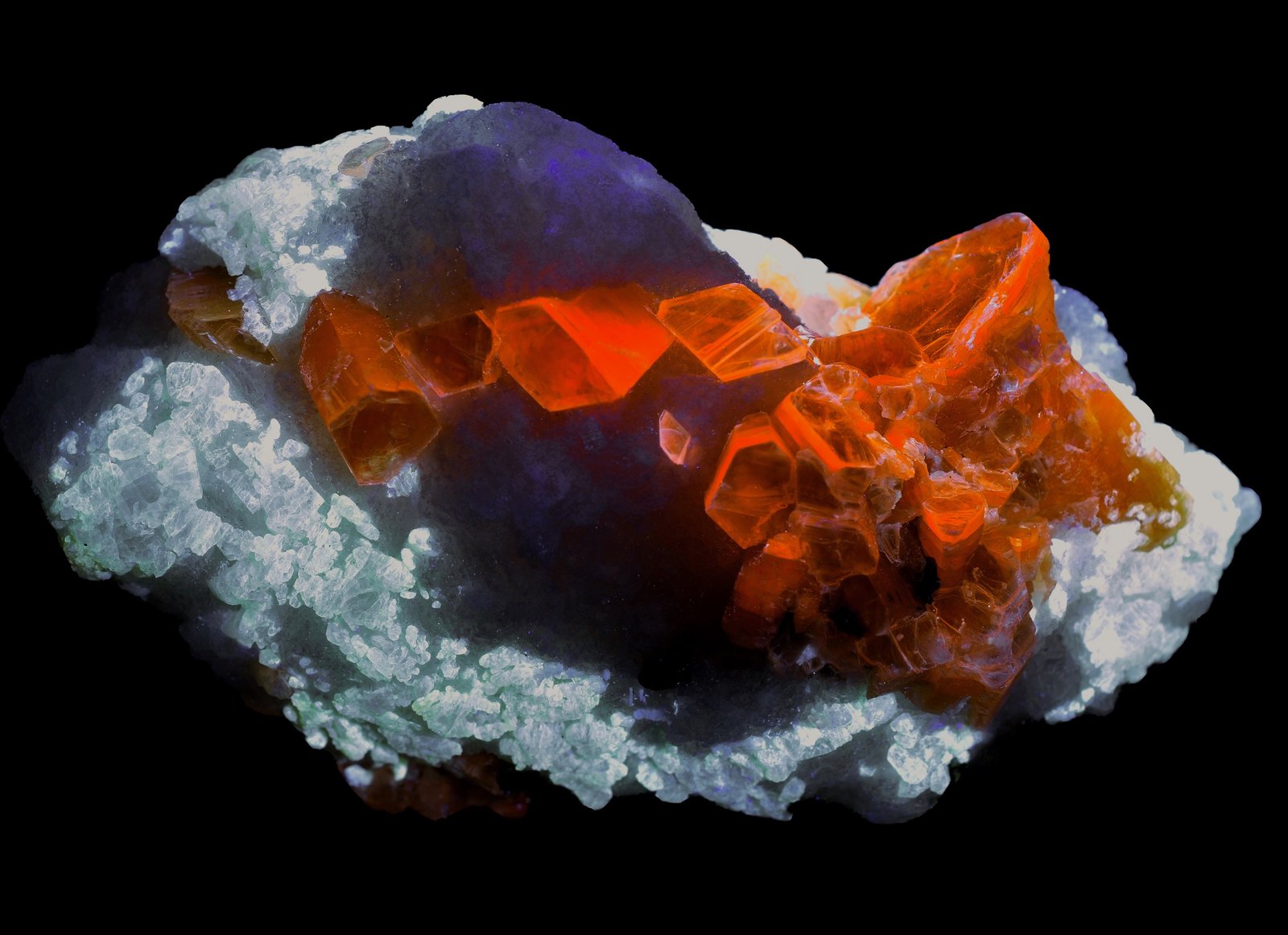 Flogopita, Forsterita
9 x 5 x 4 cm
(Autor: UVmineral)