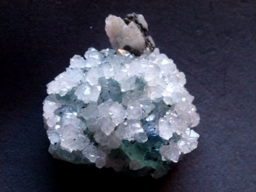 Fluorita, Cuarzo, Calcita, Pirita
5 x 4 cm.
(Autor: javier ruiz martin)