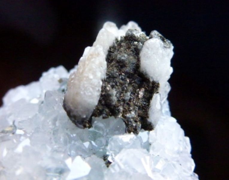 Fluorita, Cuarzo, Calcita, Pirita
5 x 4 cm.
(Autor: javier ruiz martin)