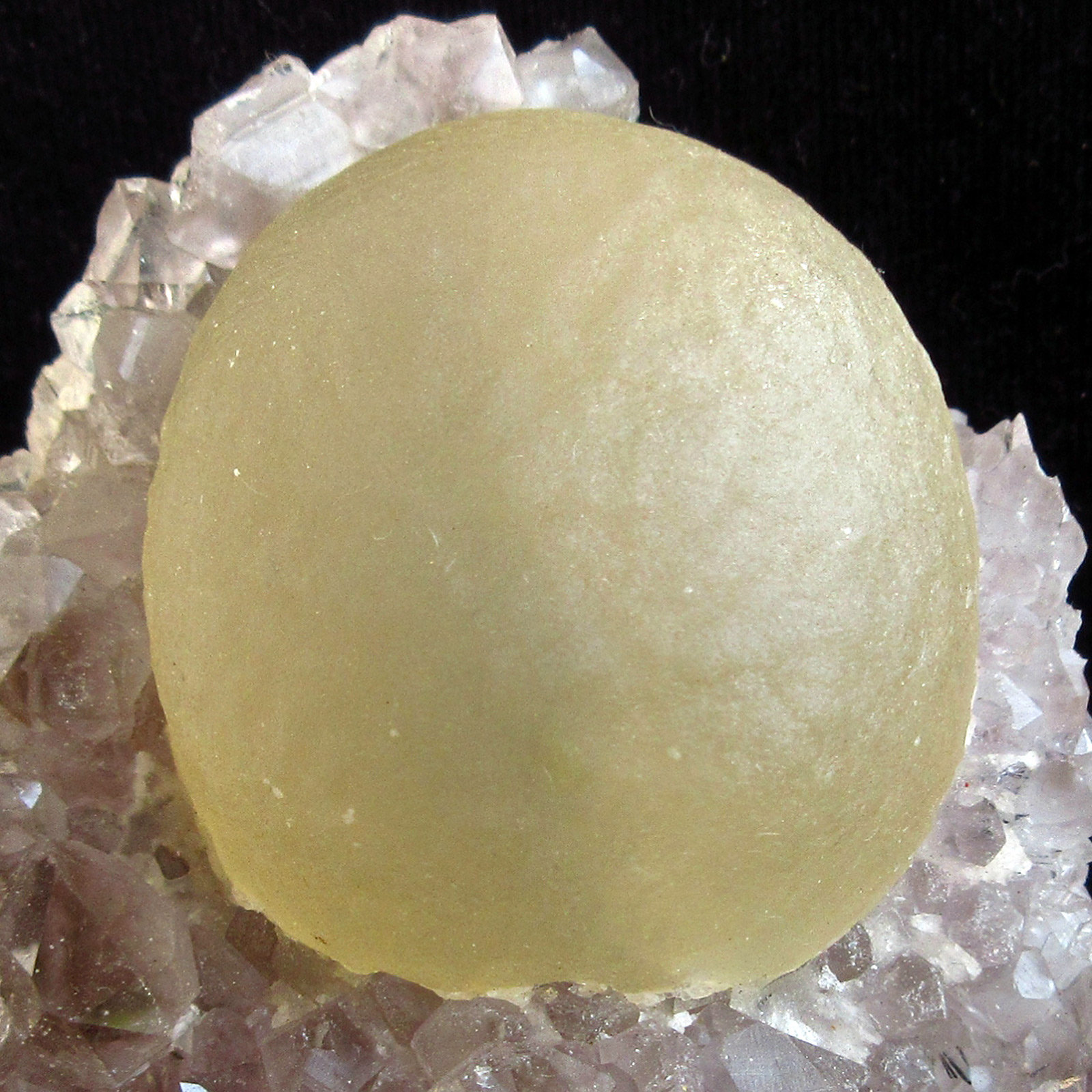Fluorita
Esfera de 4.5 cm de diámetro
(Autor: undaria)