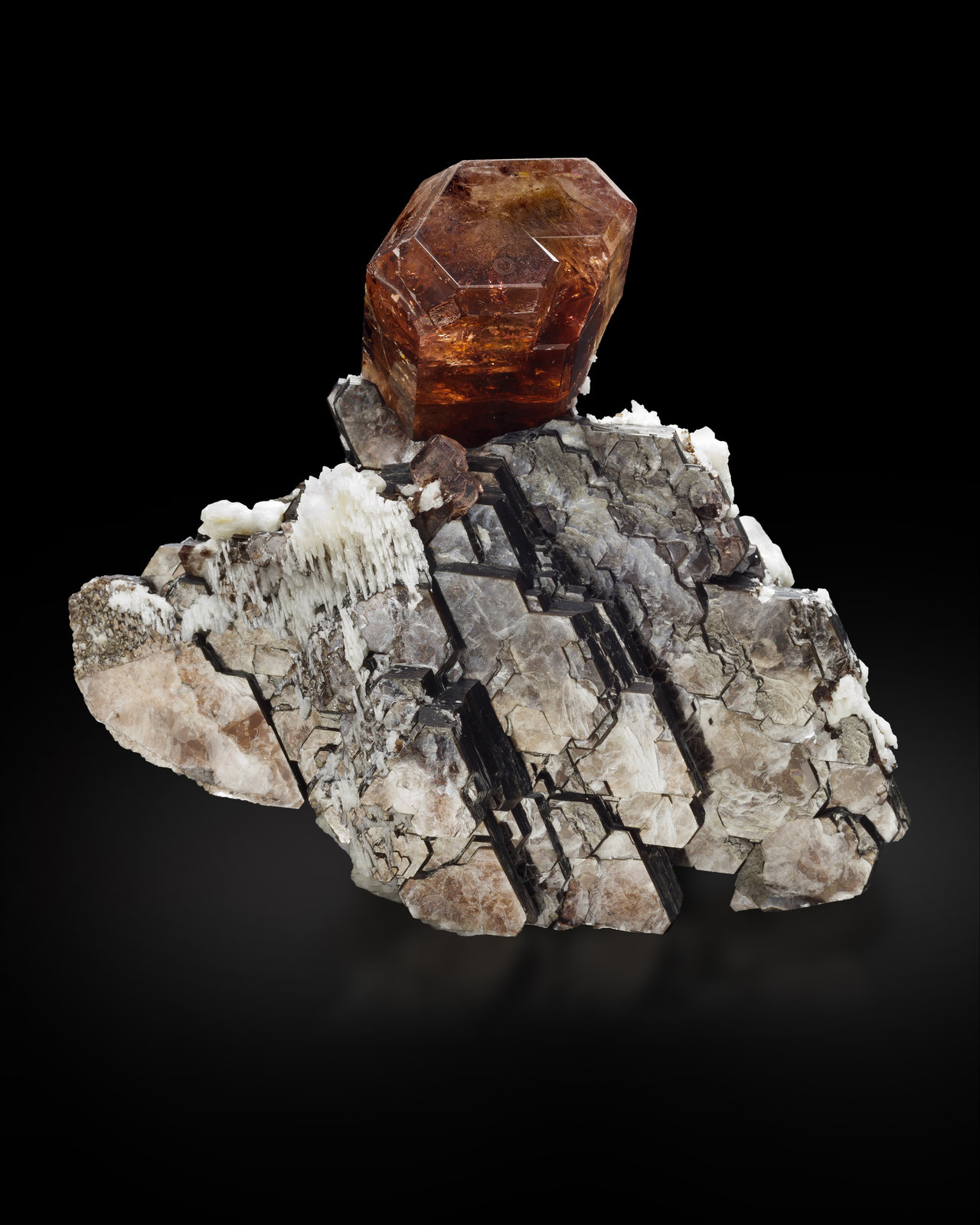 Fluorapatito en Moscovita
13 x 7 x 11 cm / Cristal principal: 4.8 cm
(Autor: Museo MIM)