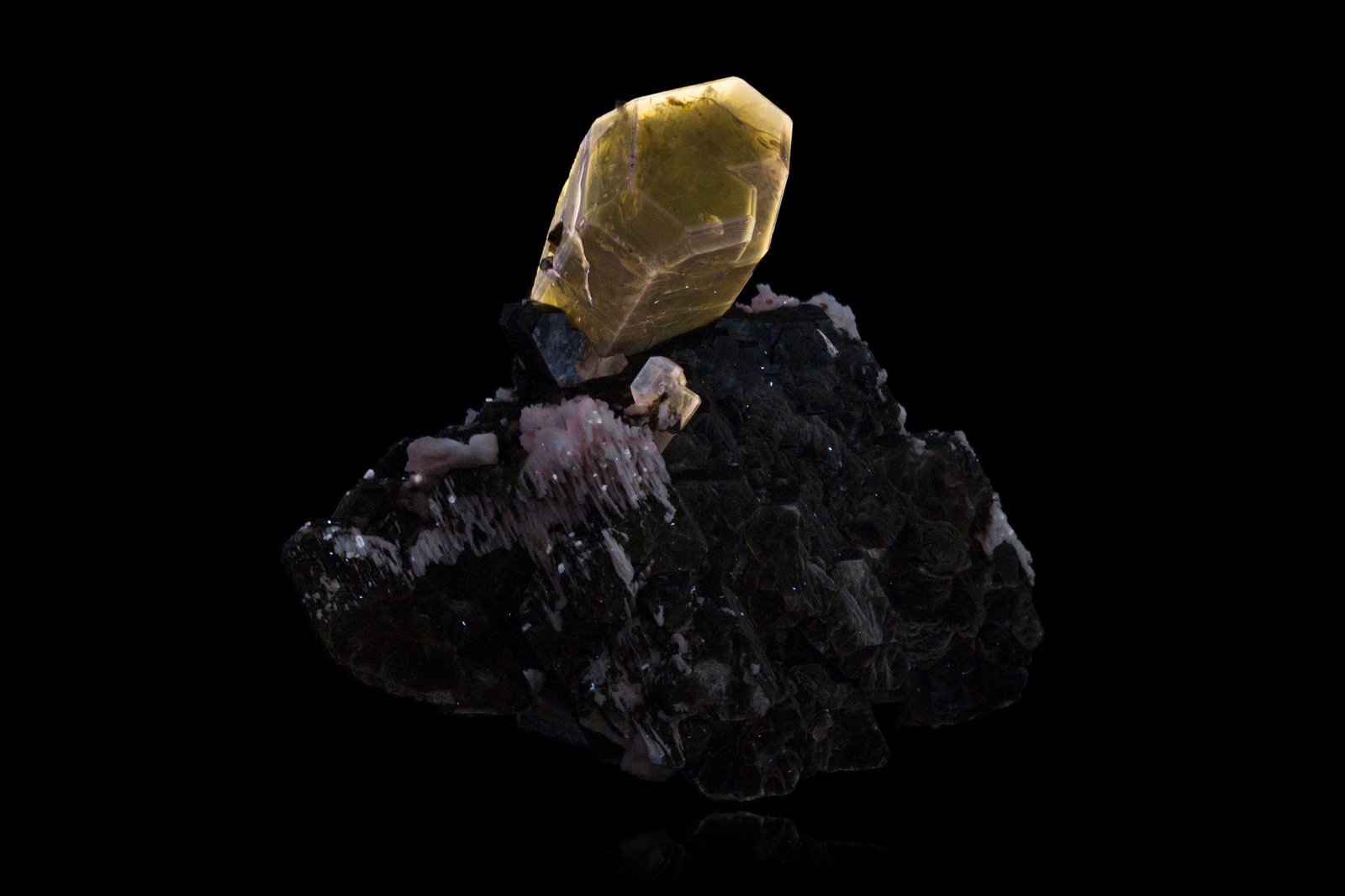 Fluorapatito en Moscovita
13 x 7 x 11 cm / Cristal principal: 4.8 cm
(Autor: Museo MIM)