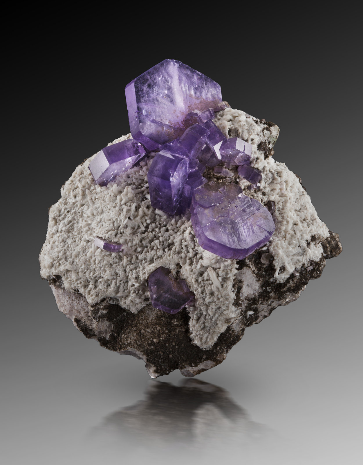 Fluorapatito
6 x 4.5 x 6 cm / cristal principal: 2.1 cm
(Autor: Museo MIM)