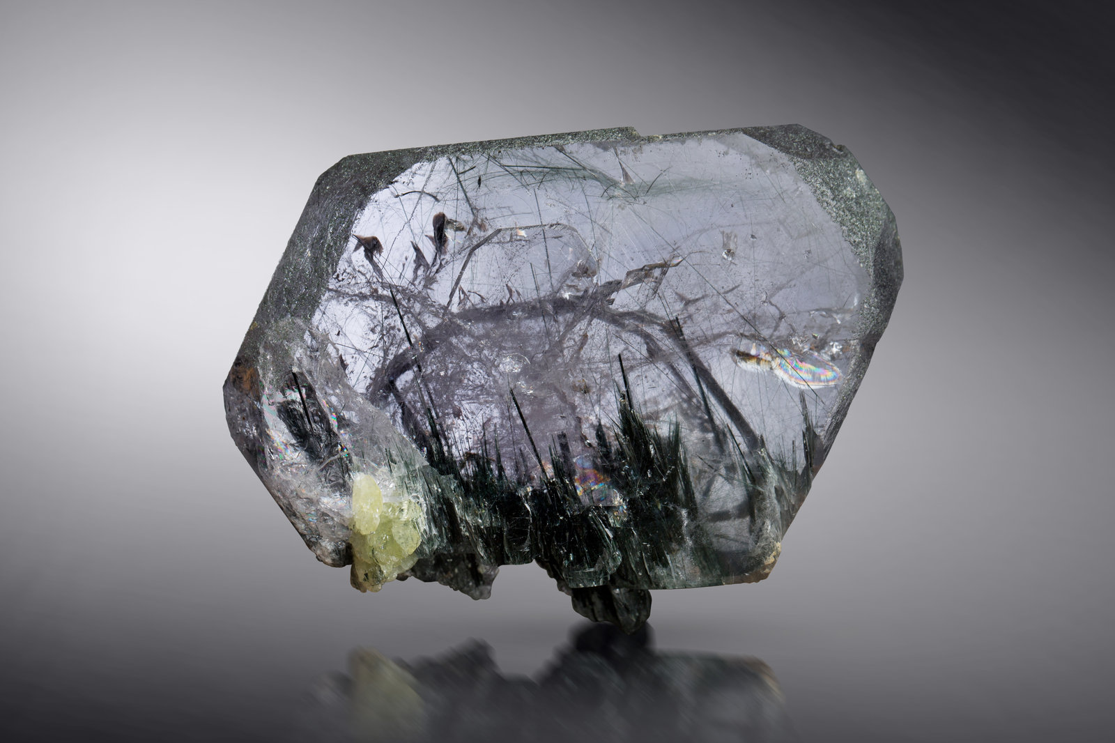 Fluorapatito con inclusiones de Actinolita
7 x 2 x 5.5 cm
(Autor: Museo MIM)