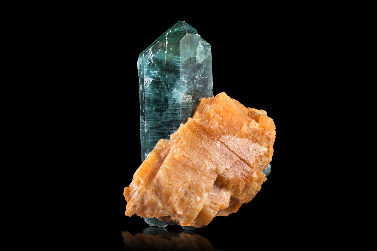 Fluorapatito en Calcita
7.5 x 5.5 x 9.5 cm / Cristal principal: 9.4 cm.
(Autor: Museo MIM)