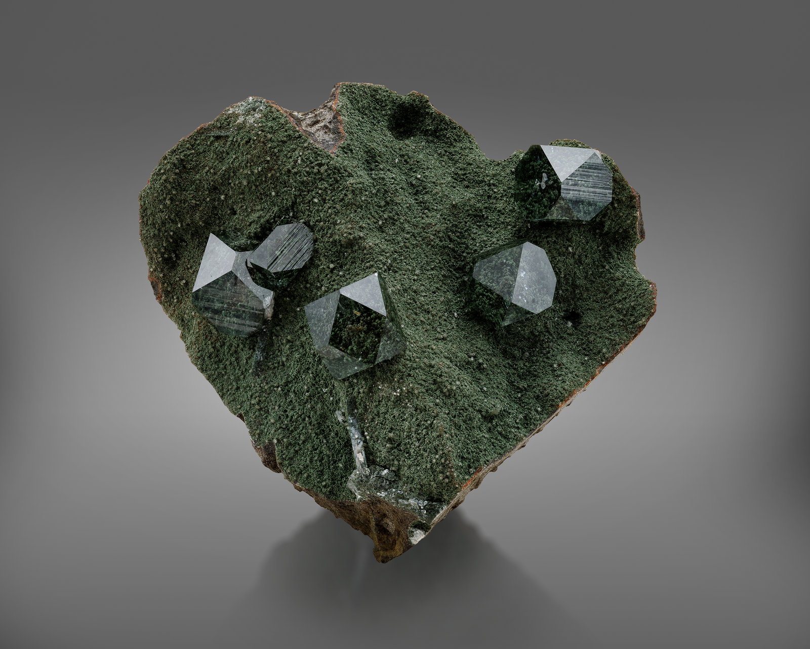 Fluorapofilita-(K) [Fluorapophyllite-(K)]
9 x 5 x 9 cm / cristal principal: 2.3 cm
(Autor: Museo MIM)