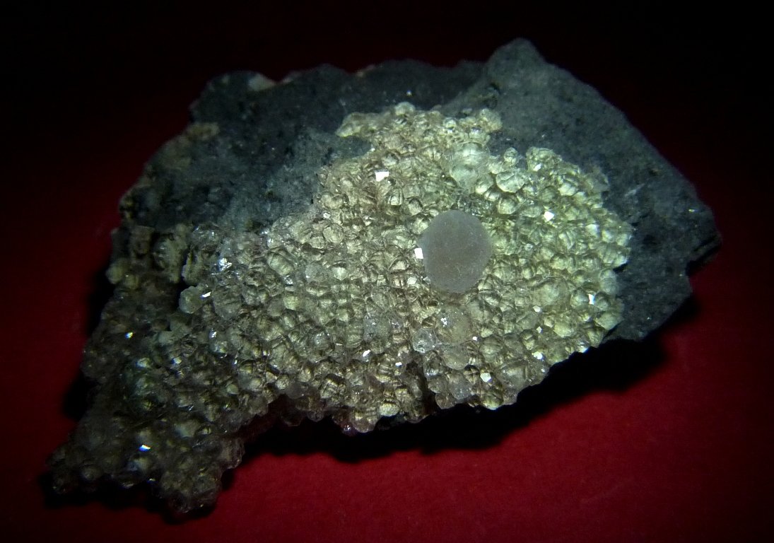 Fluorita y Analcima.
45x30 mm.
(Autor: Jesus Franquesa Baucells)
