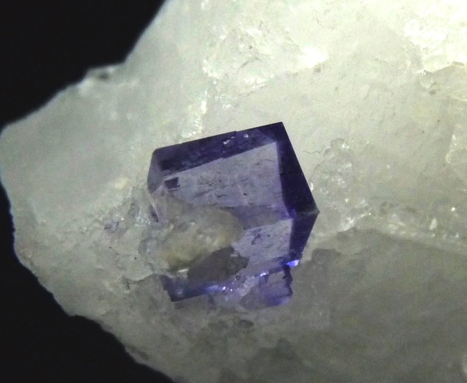 Fluorita y Celestina.
8x8 mm.
(Autor: Jesus Franquesa Baucells)