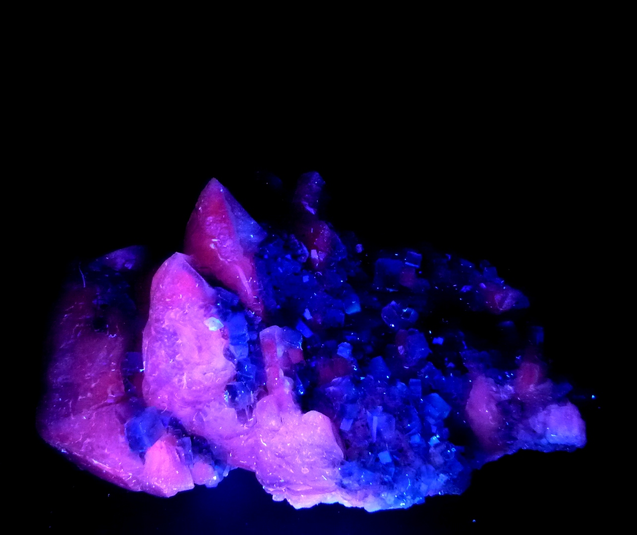 Fluorita y Calcita a ultravioleta, pieza anterior.
120x60 mm
(Autor: Jesus Franquesa Baucells)