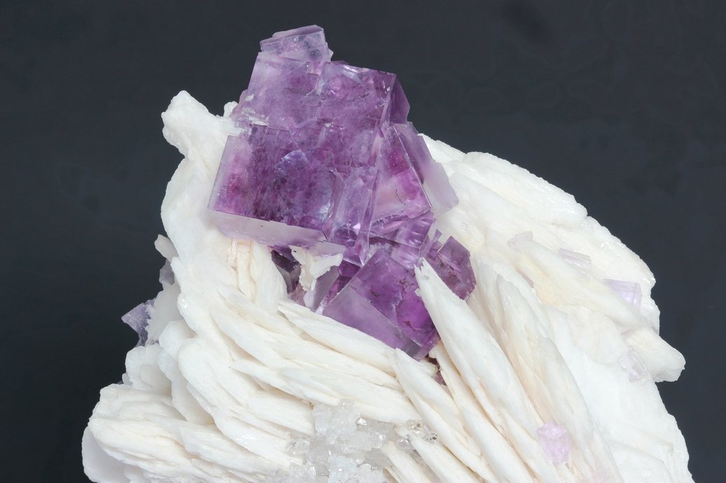 Fluorita
pieza 95x100 mm cristal mayor 15x25 mm
(Autor: Ramon A  Lopez Garcia)