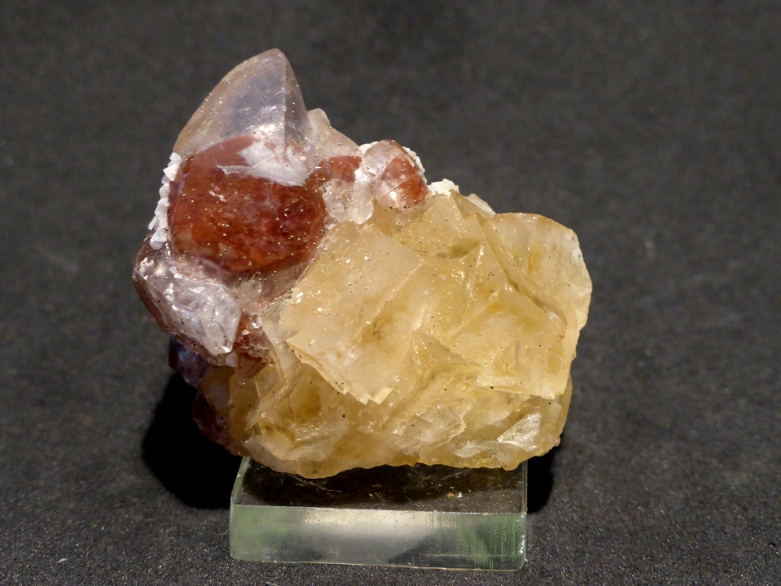 Fluorita y calcita
4x3,5 cm
(Autor: Ander Ispizua Juan)