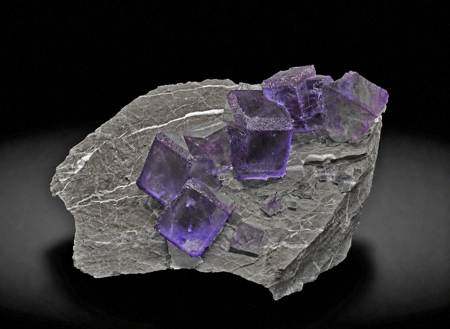 Fluorita
Filón Josefa-Veneros, nivel 75, Coroña de Arriba-La Collada, zona minera de La Collada, Siero, Comarca Oviedo, Principado de Asturias (Asturias), España
Tamaño de la pieza: 12.0 × 7.4 × 5.2  cm / cristal principal: 2.0 × 1.9 cm
(Autor: Jordi Fabre)