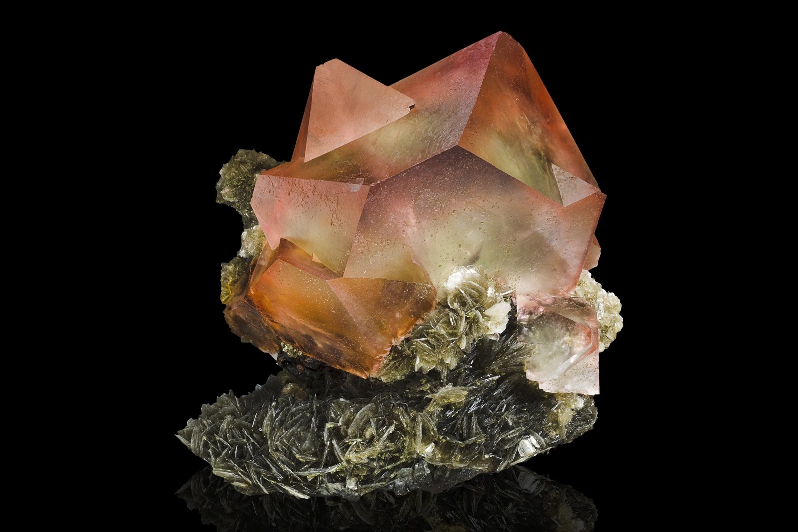 Fluorita en Mica (Grupo)
17 x 14 x 10 cm / Cristal principal: 10.4 cm
(Autor: Museo MIM)