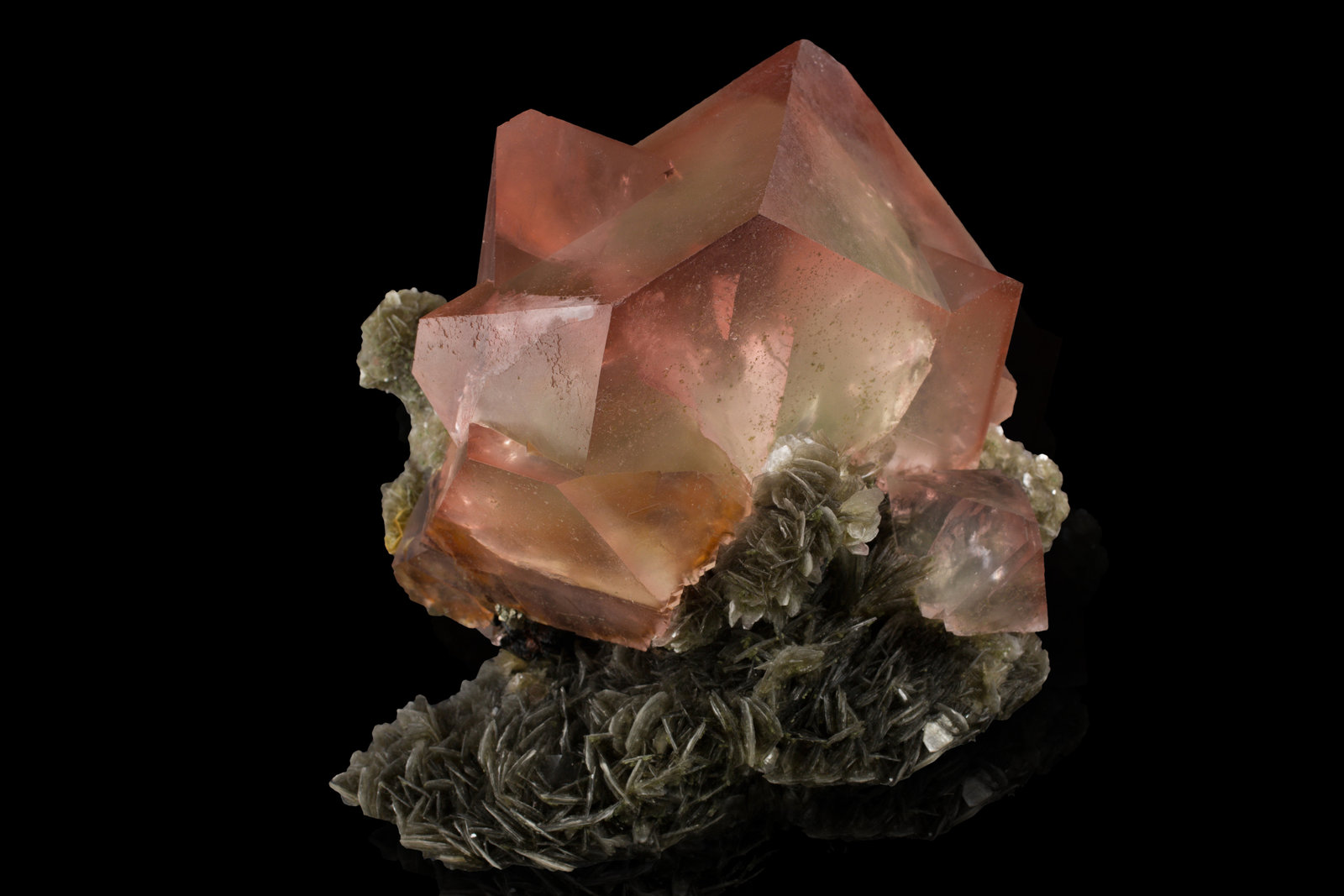 Fluorita en Mica (Grupo)
17 x 14 x 10 cm / Cristal principal: 10.4 cm
(Autor: Museo MIM)