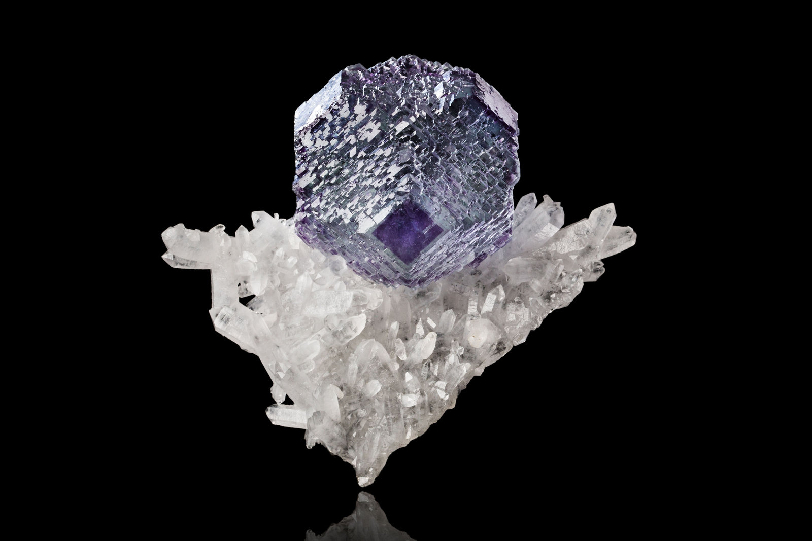 Fluorita, Cuarzo
8 x 5 x 7.5 cm / Cristal principal: 4.1 cm.
(Autor: Museo MIM)