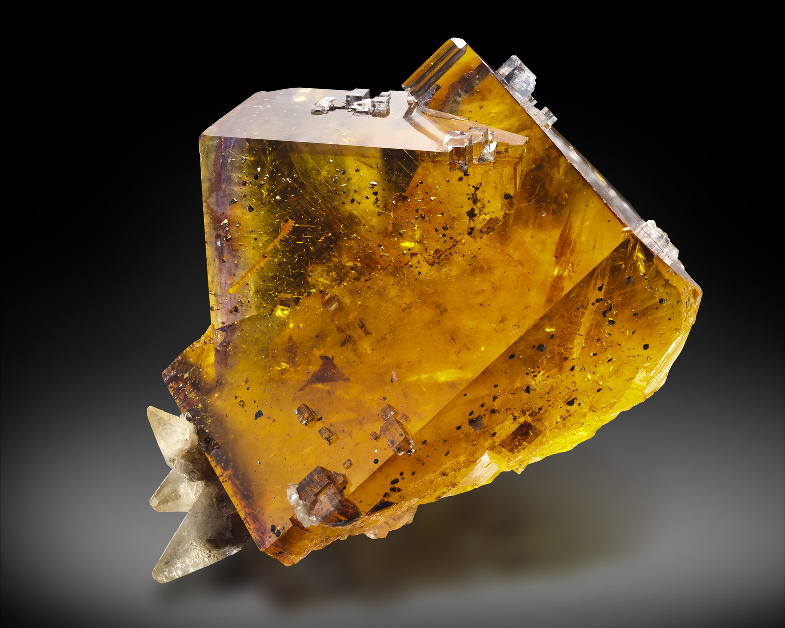 Fluorita con Calcita
8.5 x 7.5 x 6 cm
(Autor: Museo MIM)