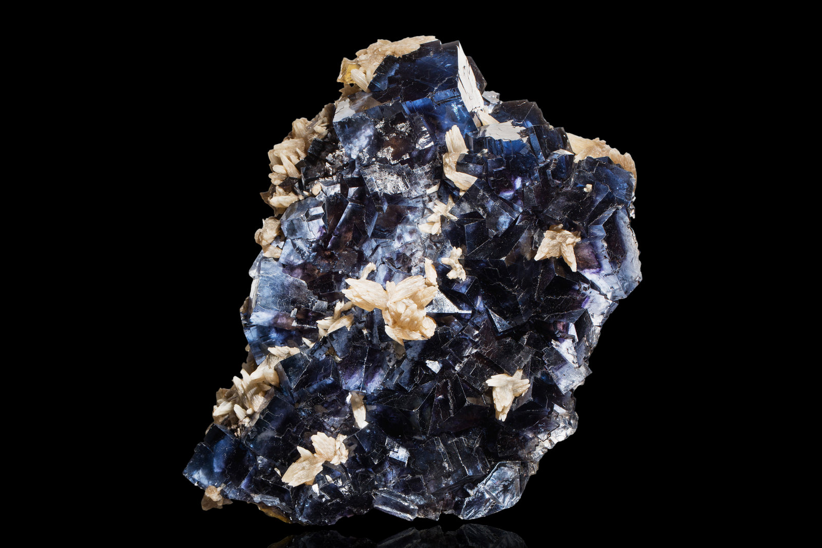 Fluorita, Calcita
22 x 19 x 12 cm / Cristal principal: 5.4 cm.
(Autor: Museo MIM)