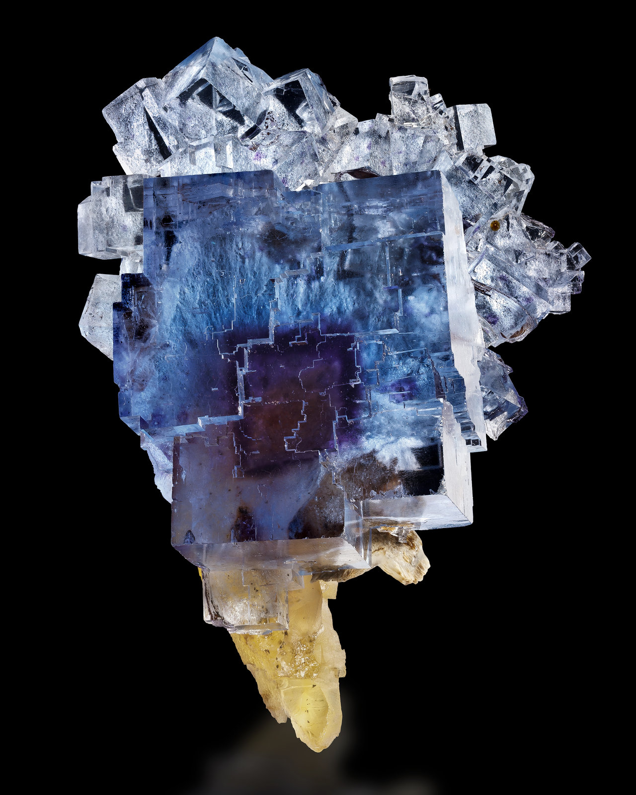 Fluorita
9 x 7.2 x 6.2 cm / Cristal principal: 6.1 cm.
(Autor: Museo MIM)