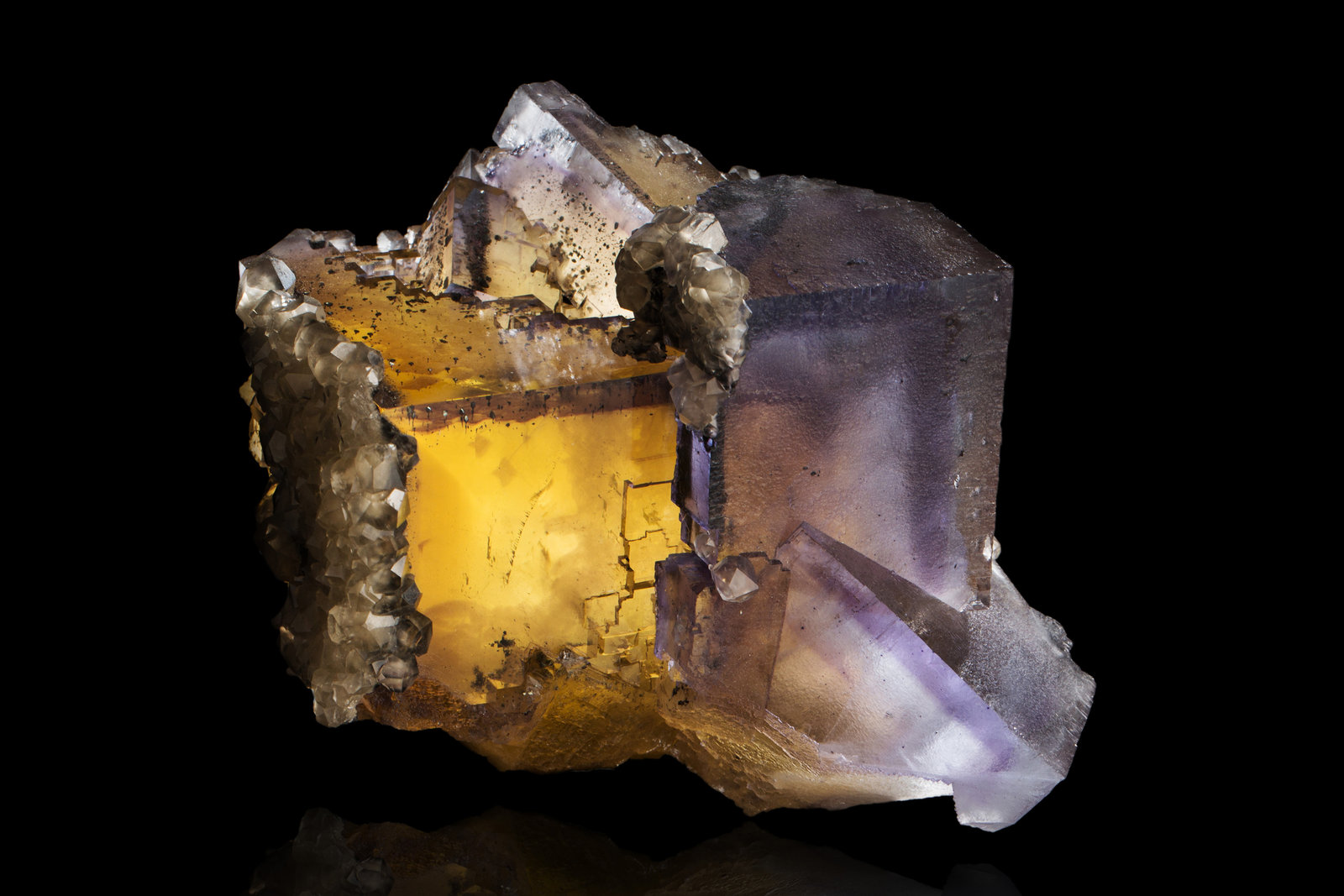 Fluorita con inclusiones de Calcopirita, Calcita
8.6 x 7.5 x 10.5 cm / Cristal principal: 8.8 cm.
(Autor: Museo MIM)
