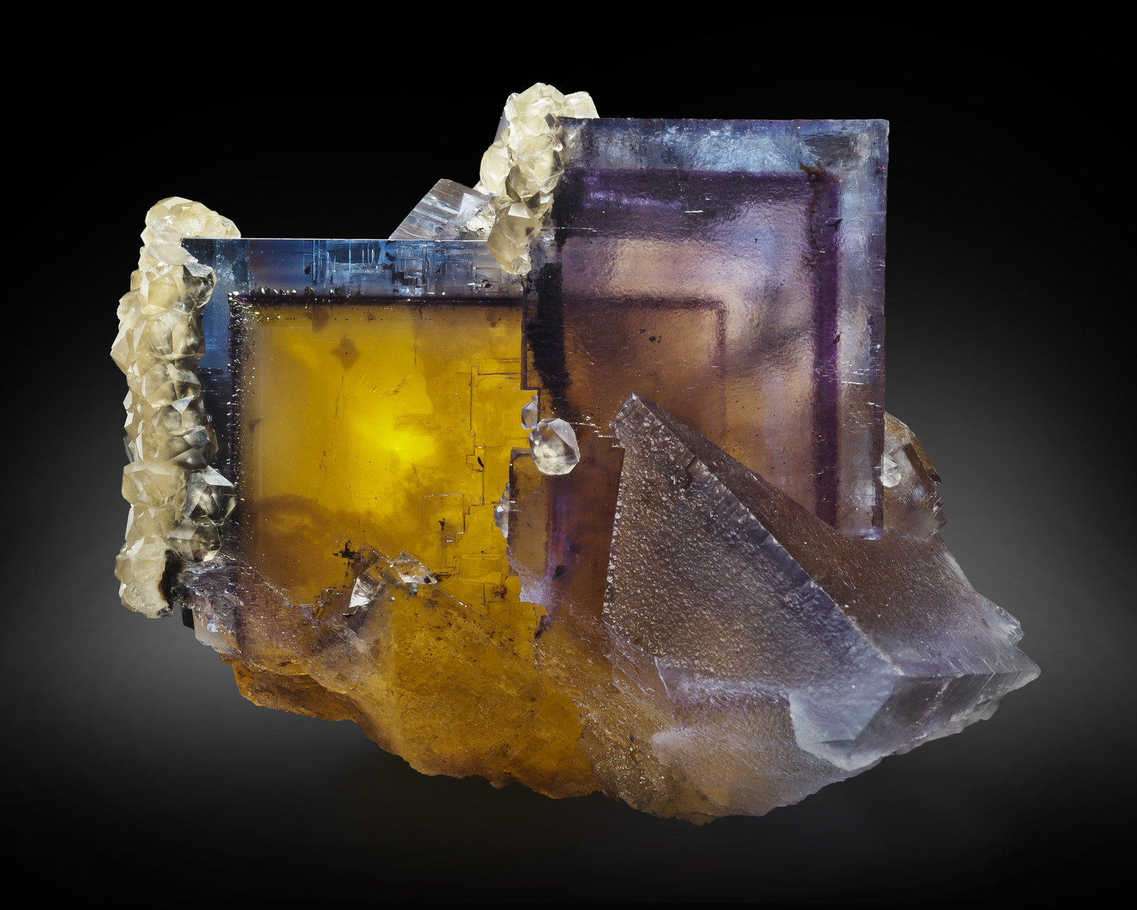 Fluorita con inclusiones de Calcopirita, Calcita
8.6 x 7.5 x 10.5 cm / Cristal principal: 8.8 cm.
(Autor: Museo MIM)