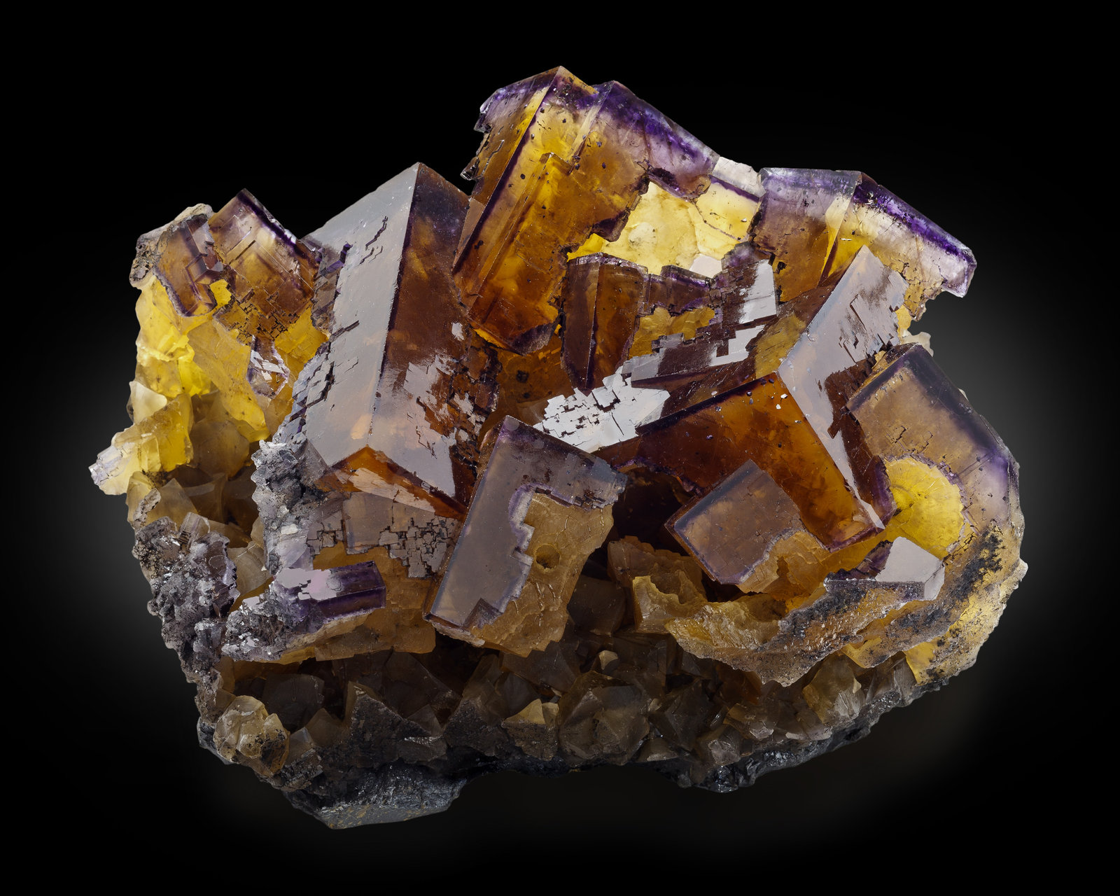 Fluorita
13 x 18 x 15 cm / Cristal principal: 7.4 cm.
(Autor: Museo MIM)