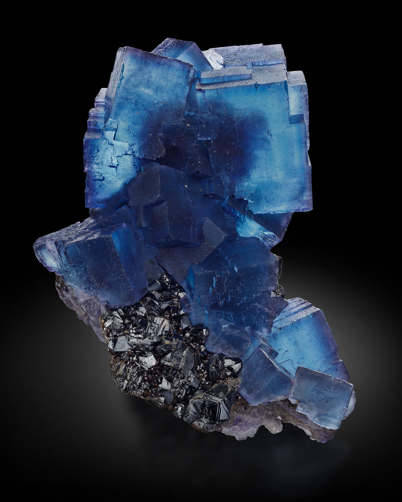 Fluorita, Esfalerita, Barita
12.6 x 10 x 11.8 cm / Cristal principal: 7.2 cm.
(Autor: Museo MIM)