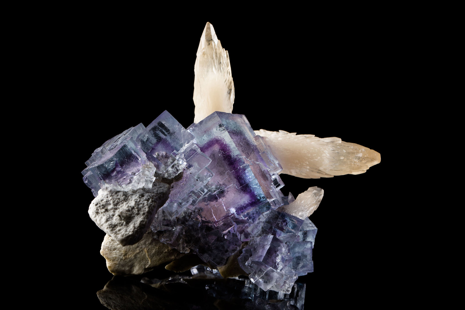 Fluorita, Calcita
6 x 7 x 8 cm / Cristal principal: 5.1 cm.
(Autor: Museo MIM)